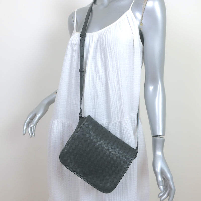 ショルダーバッグ・ポシェット Bottega Veneta Dustbag Small Crossbody Bag In Intrecciato 15 Bottega Veneta Small Dustbag Intrecciato Leather Shoulder