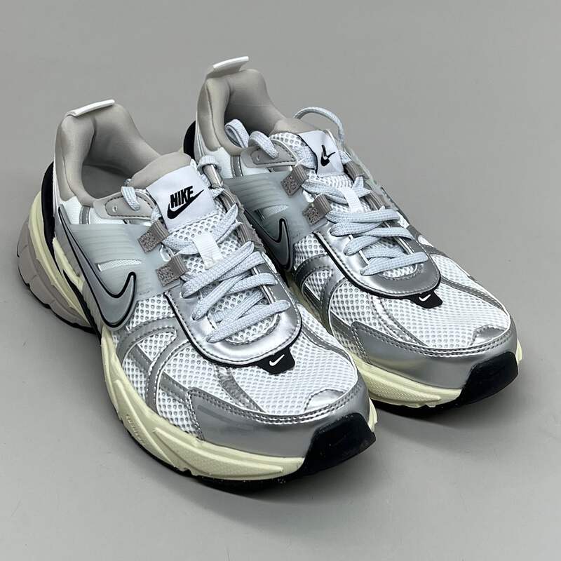 NIKE W V2K RUN L PUMC/CHR 国内発送 NIKE W V2K RUN PURE PLATINUM/CHROME-PLATINUM TINT （ナイキ