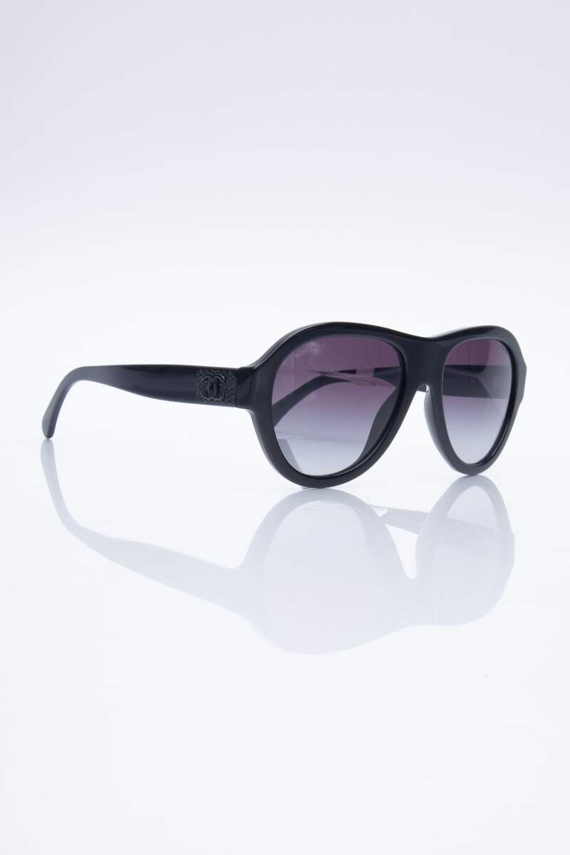 CHANEL Pilot Acetate and Strass Grey Frame Sunglasses
Like New Used condition CHANEL 4285T Pilot Sunglasses | Fashion Eyewear main image 3