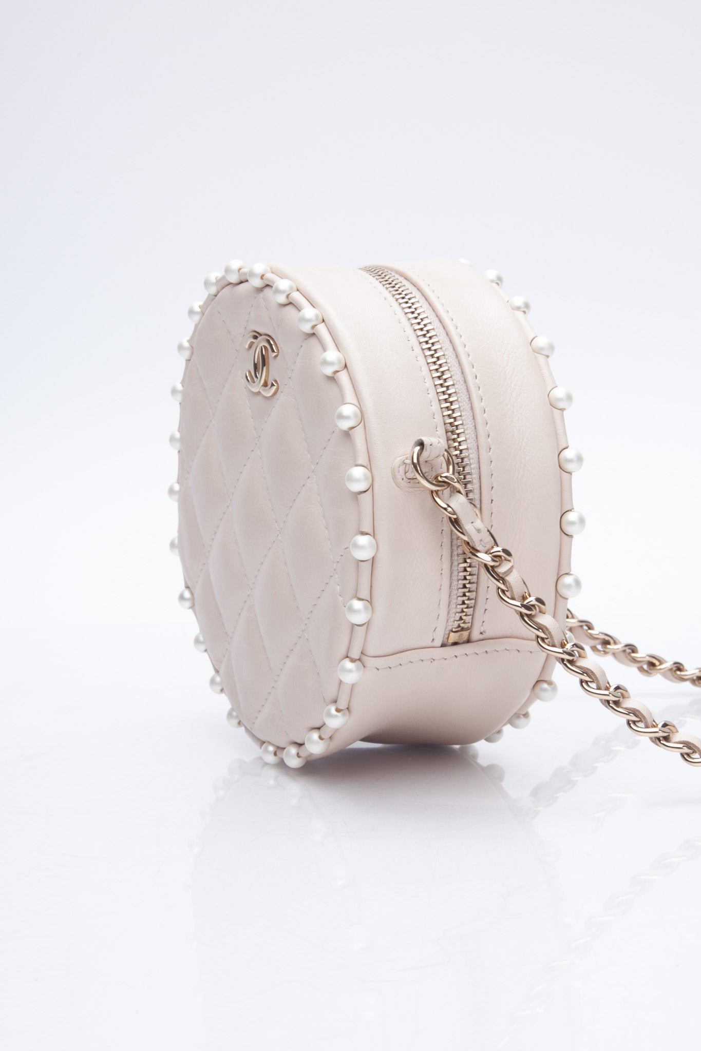 Chanel ★ PLUSH ROUND CAKE CROSS-BODY BAG CHANEL PRE-OWNED PLUSH ROUND CAKE CROSS-BODY BAG