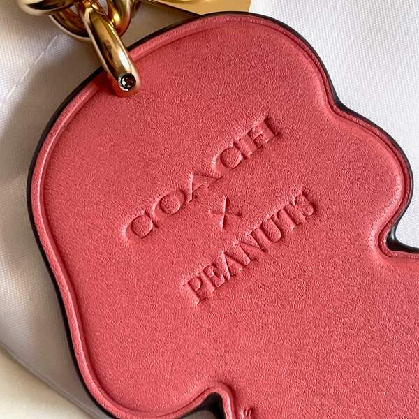 COACH ✕ PEANUTS バッグチャーム スムースレザー ルーシー COACH OUTLET｜【COACH X PEANUTS】ルーシー バッグ チャーム