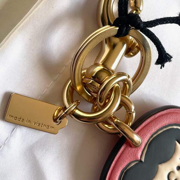 ☆新品☆COACH x PEANUTS ルーシー キーホルダー 公式】コーチアウトレット | 【COACH X PEANUTS】ルーシー