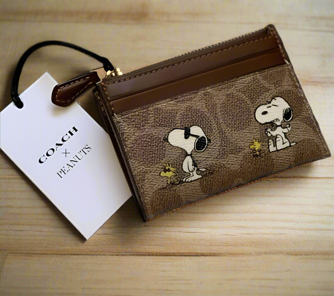 関税込【COACH×PEANUTS 】Mini Skinny ID Case Snoopy Print COACH® Outlet | Coach X Peanuts Mini Skinny Id Case In