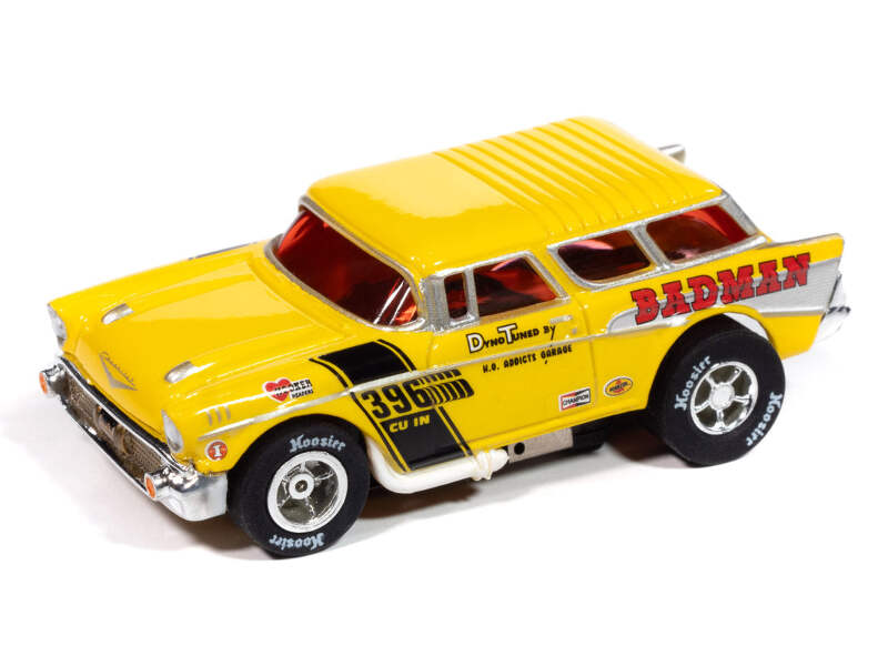 新規購入 Auto World 1957 Chevy Nomad Badman Yellow HO Slot Car for ミニカー