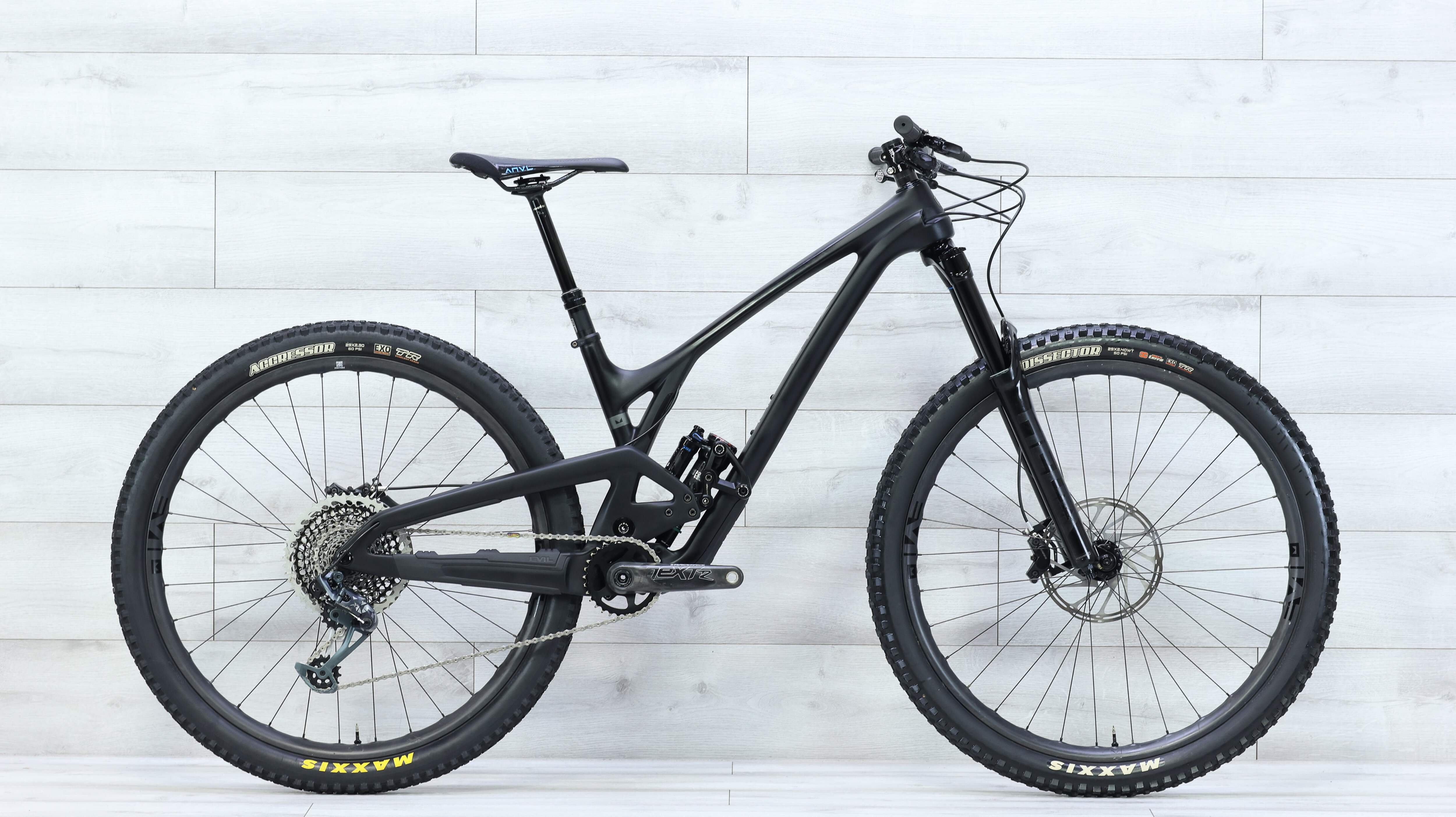 EVIL BIKES Offering V2 Mサイズ Bike Check: Cait's Evil Offering V2 Build | The Loam Wolf