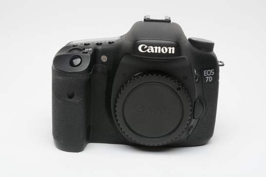 Canon EOS 7D 18MP DSLR body, 2 batts, charger, strap, No USB Port