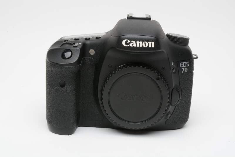 Canon EOS 7D 18MP DSLR body, 2 batts, charger, strap, No USB Port