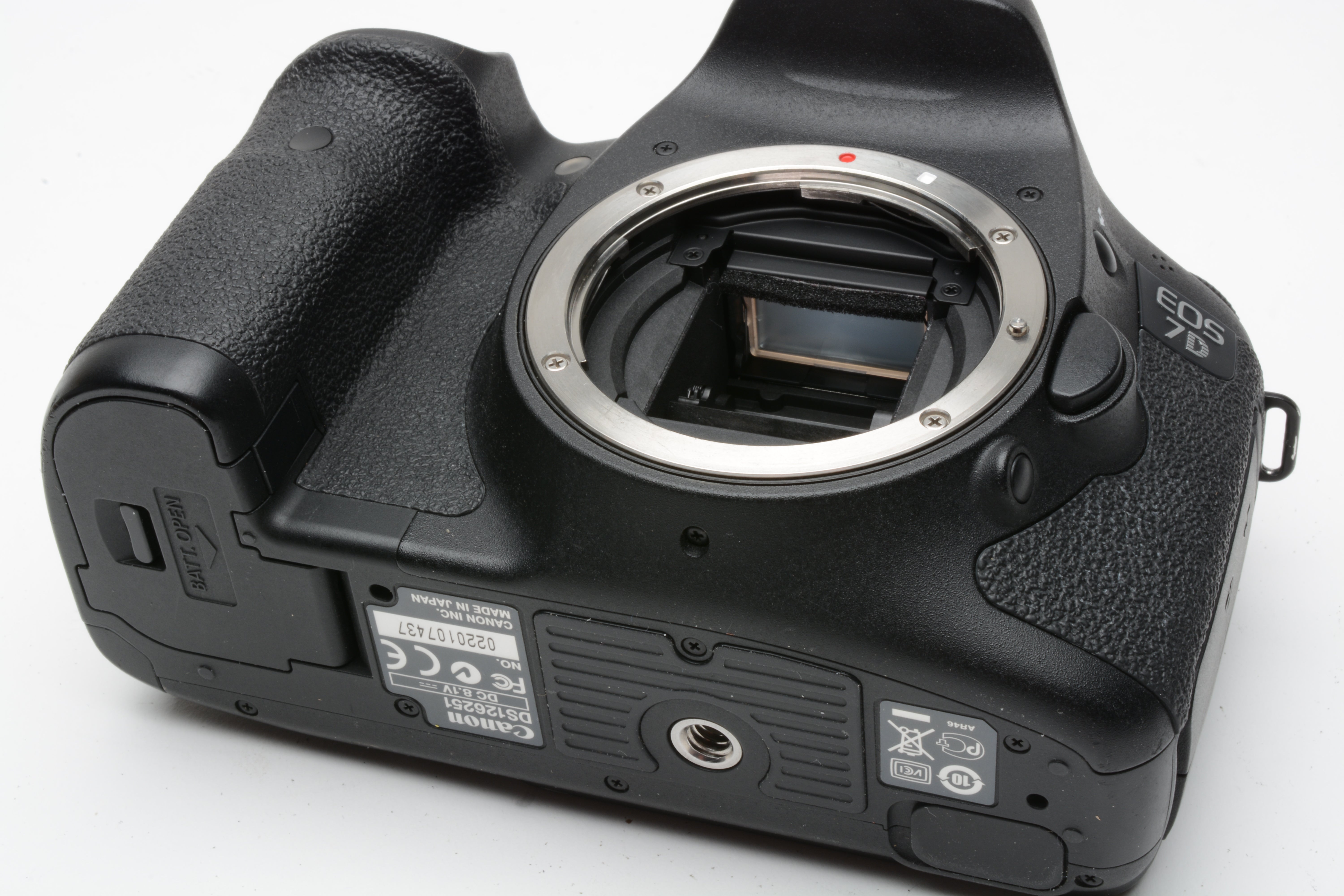 Canon EOS 7D 18MP DSLR body, 2 batts, charger, strap, No USB Port