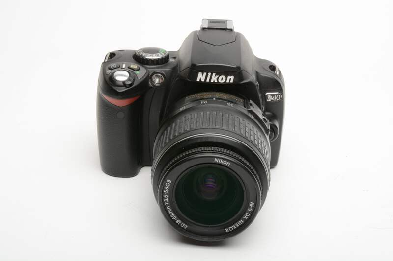 Nikon D40 DSLR body w/Nikkor 18-55mm f3.5-5.6G II ED, batt+charger