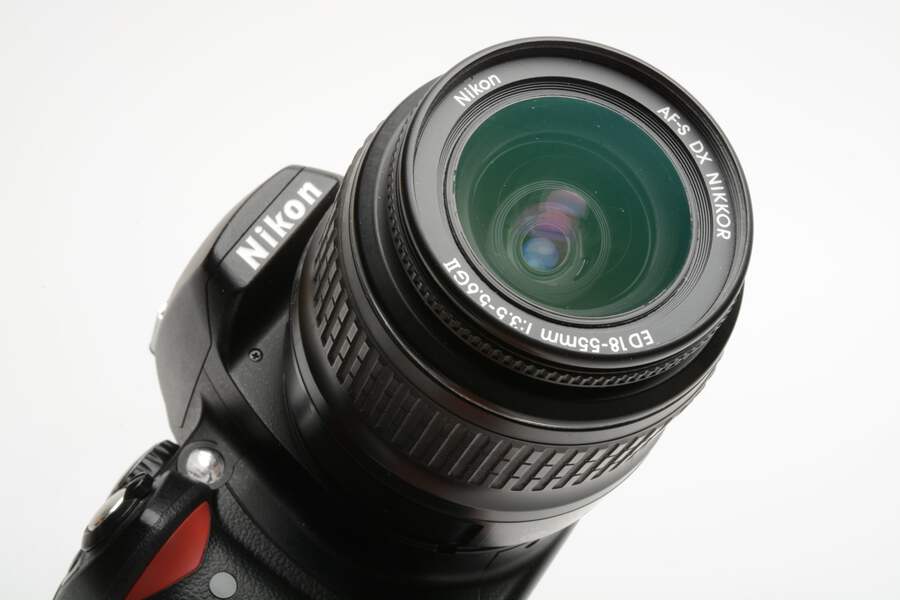 Nikon D40 DSLR body w/Nikkor 18-55mm f3.5-5.6G II ED, batt+charger