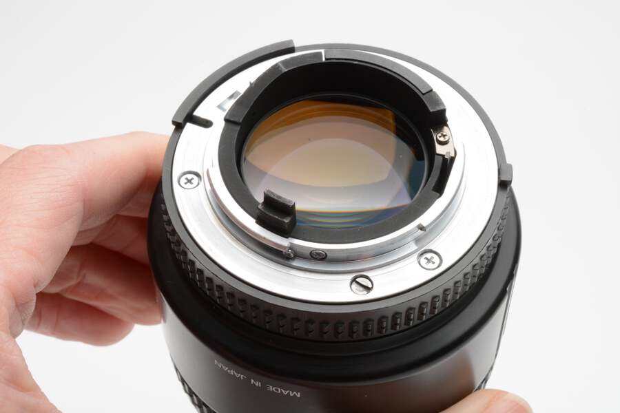 Nikon AF Nikkor 85mm F1.8D portrait lens, caps, clean and sharp! +