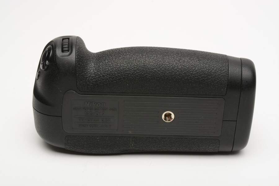 Nikon MB-D17 Multi Power Battery Pack for Nikon D500, +AA insert
