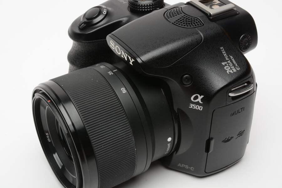 Sony A3500 20.1MP w/18-50mm f4-5.6 zoom, 2 batts, charger, Very
