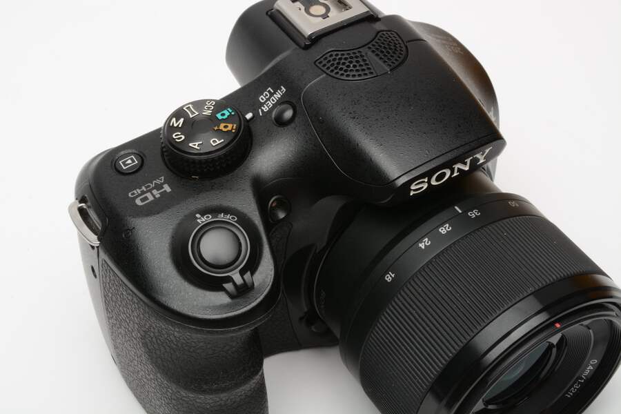 Sony A3500 20.1MP w/18-50mm f4-5.6 zoom, 2 batts, charger, Very