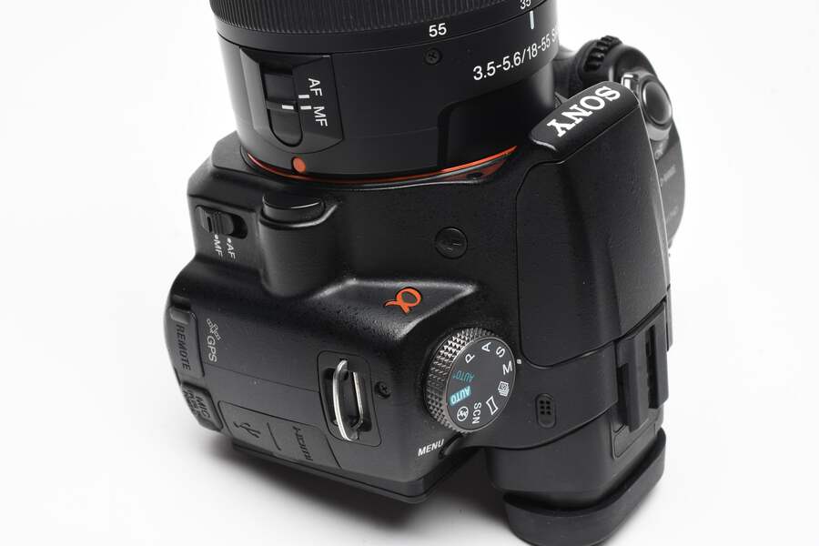 Sony A55 DSLR w/18-55mm f3.5-5.6, 2X batts+charger+remote, Box