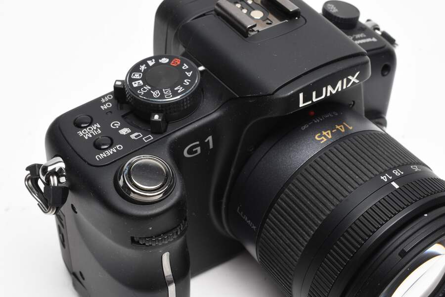Panasonic LUMIX G1 ２個セット（動作品） Panasonic Lumix G1 w/14-45mm f3.5-5.6 Aspherical zoom, 2Batts