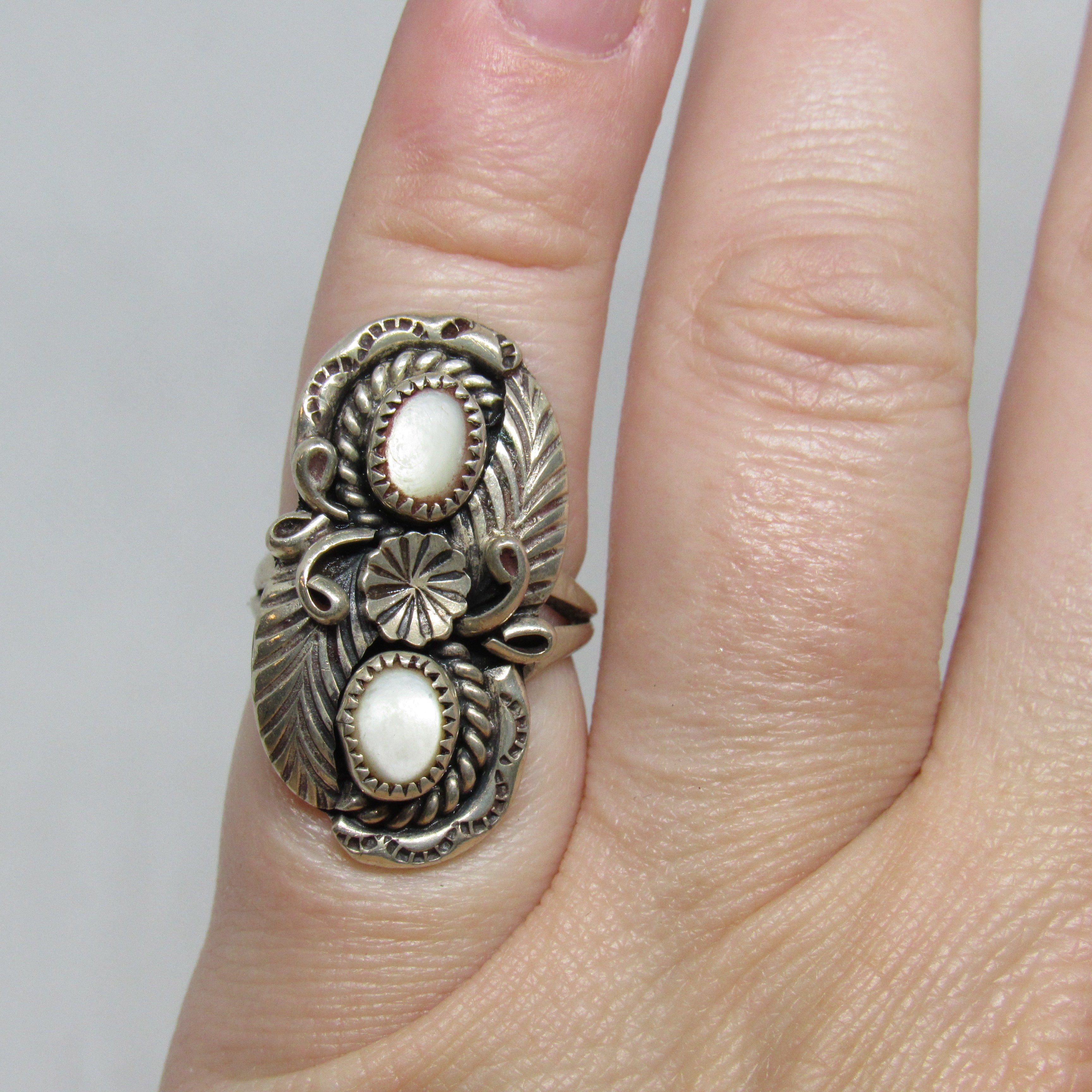Vintage Sterling Silver L. Reeves Navajo Mother of Pearl MOP Ring