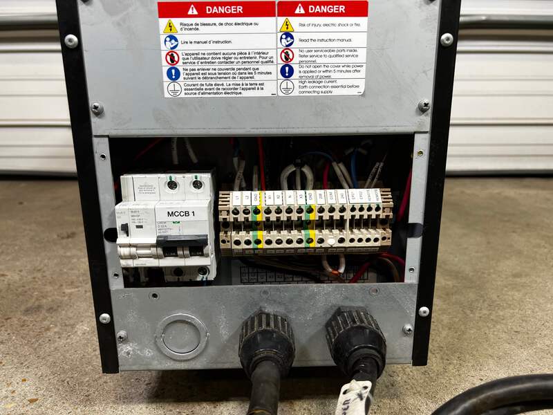 TOSHIBA ウォームアップウェア 33 Toshiba H3BG2L036C61T 1600XPi Series UPS, 3.6 kVA (Used) | eBay