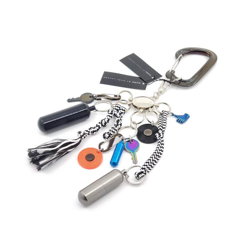 キーホルダー・キーリング MARC JACOBS Woman Key chain Silver 2F4SCP002S02 040 214.png?width=800&etag=