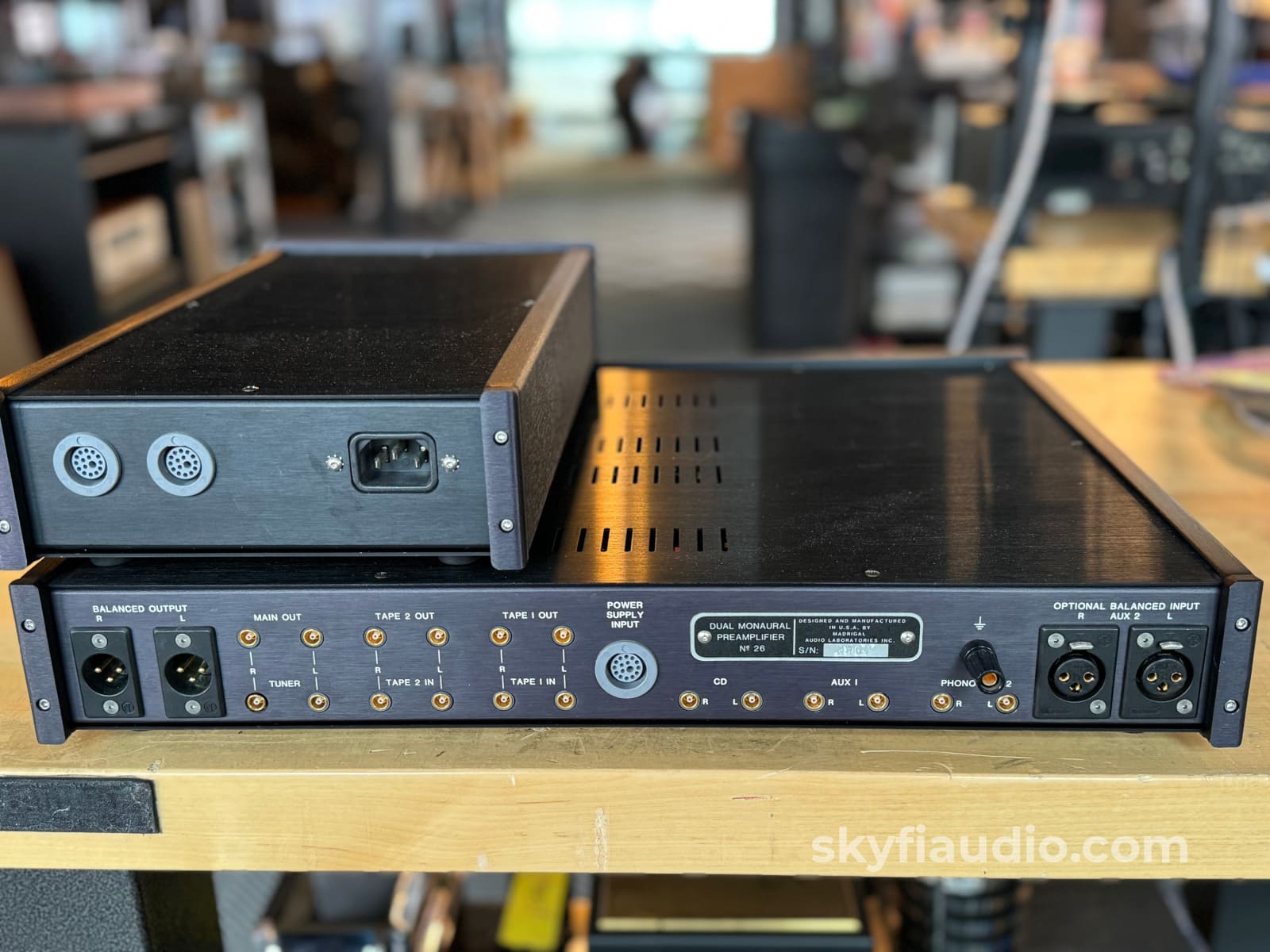 アンプ Mark Levinson No.26L balance Mark Levinson No.26 Vintage Analog Preamp With Balanced Card and