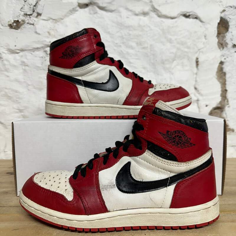 Air Jordan 1 High 'Chicago' (1985) Men's Size 8.5 Pre-owned