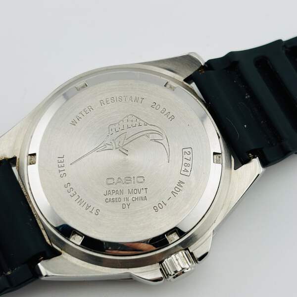 CASIO MDV-106 There are scratches on the windshield and case