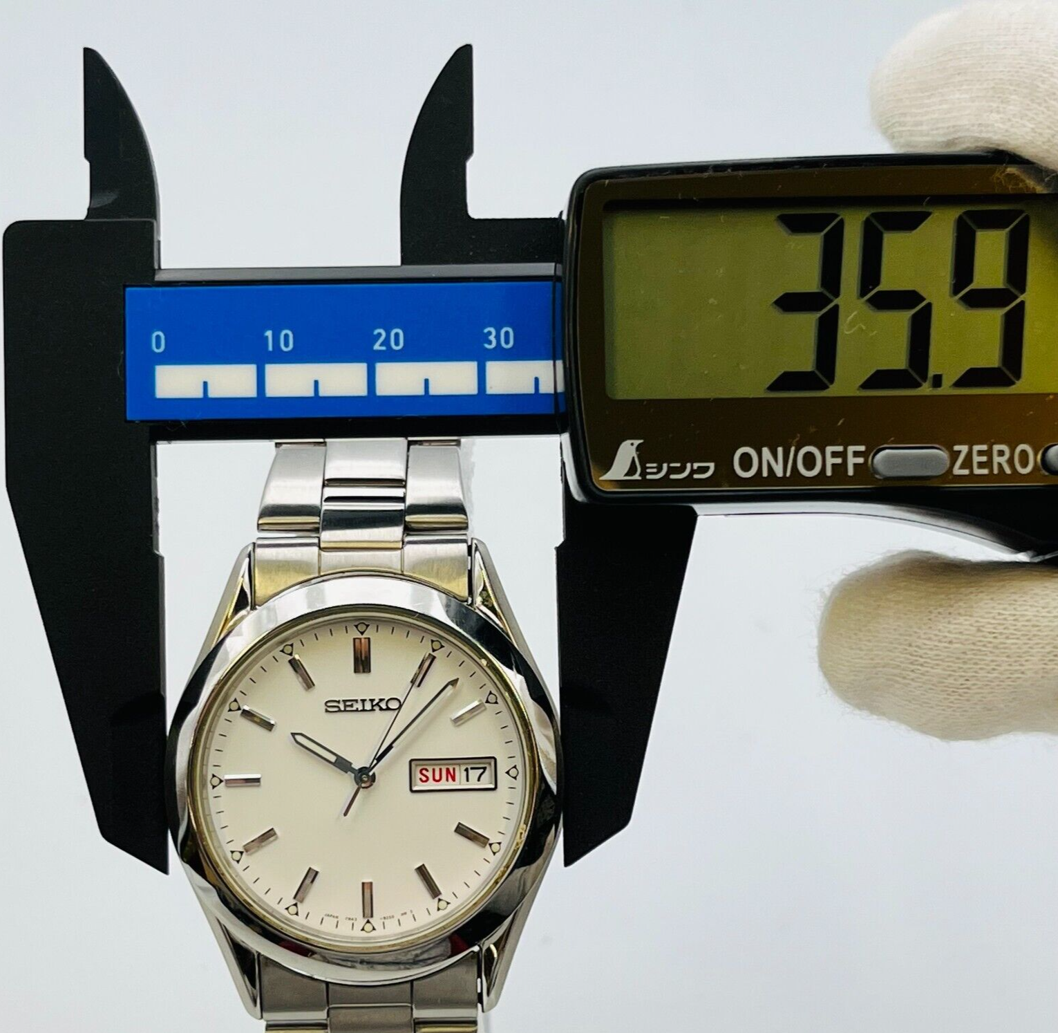 Seiko 7N43-9080 quartz Day Date stainless steel water resistant
