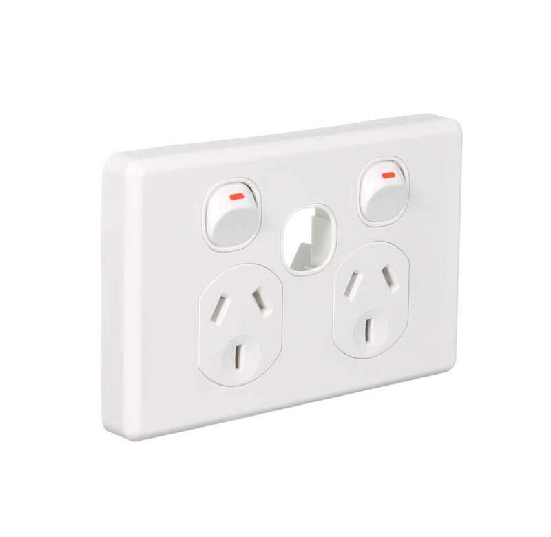 Clipsal Classic C2000 Series Socket Outlet Twin | White Electric | C2025XUA-WE