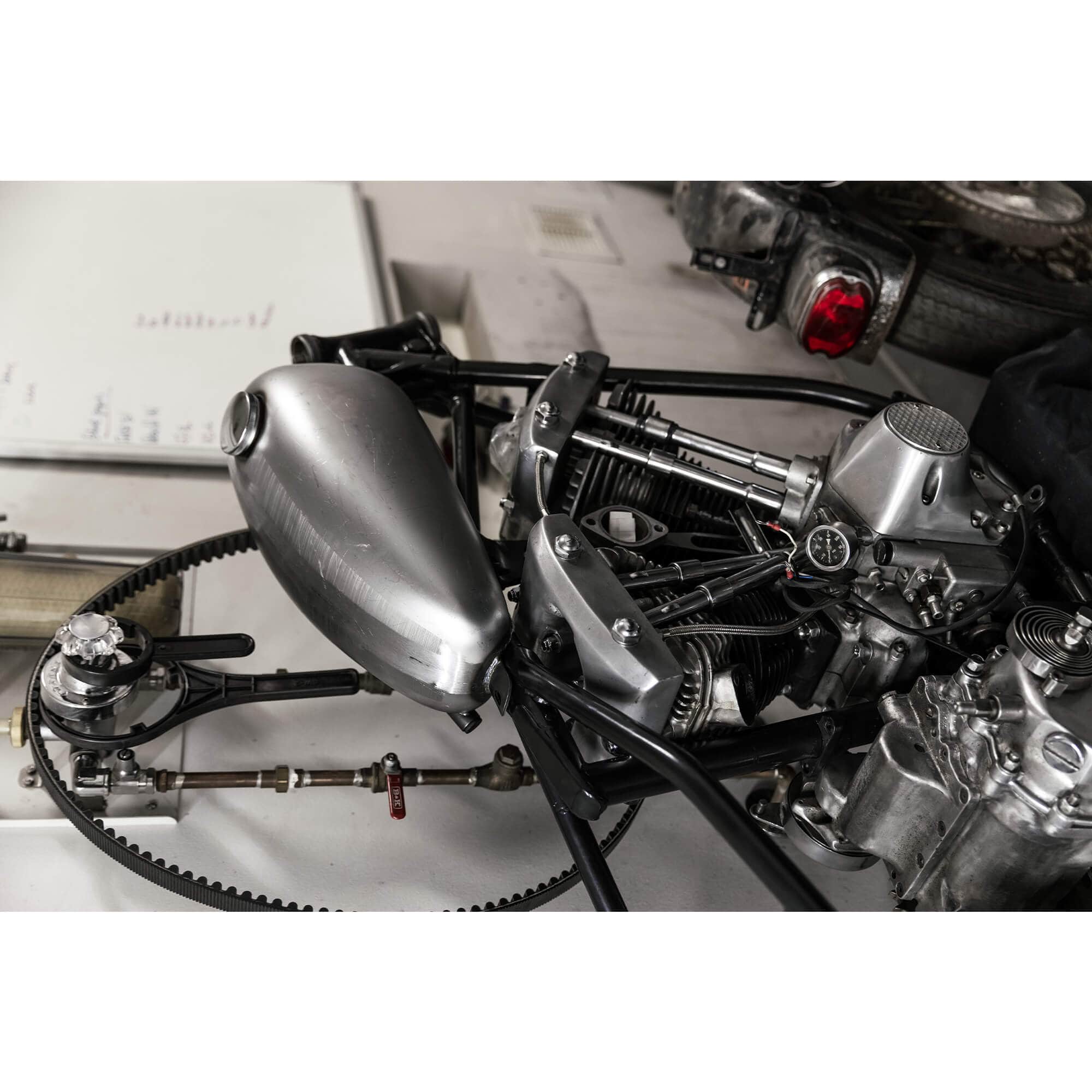 Lowbrow Customs バナナガスタンク ディープトンネル 1.8ガロン Lowbrow Customs Banana Gas Tank - Deep Tunnel - 1.8 gallon