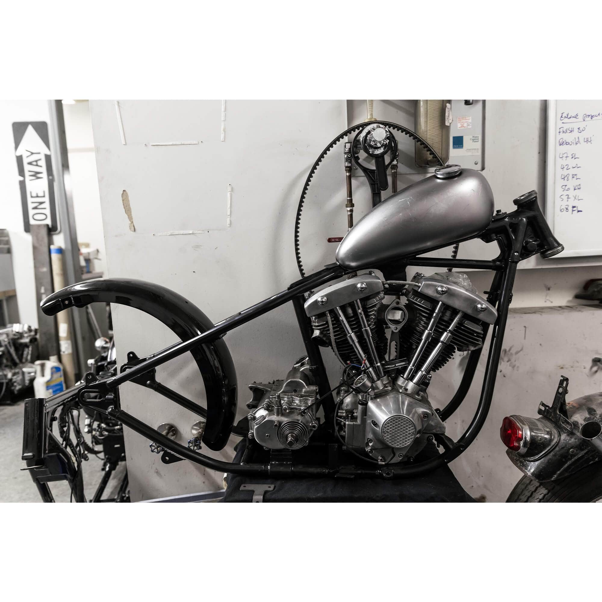 Lowbrow Customs バナナガスタンク ディープトンネル 1.8ガロン Lowbrow Customs Banana Gas Tank - Deep Tunnel - 1.8 gallon